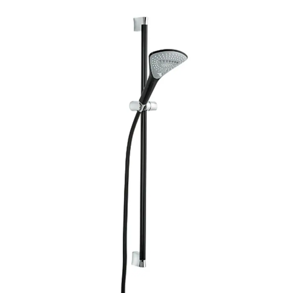 Brause-Set der Marke Kludi mit schwarzer Wandstange und Handbrause. Die Halterung und der Schlauch sind ebenfalls in chromfarbenem Finish.